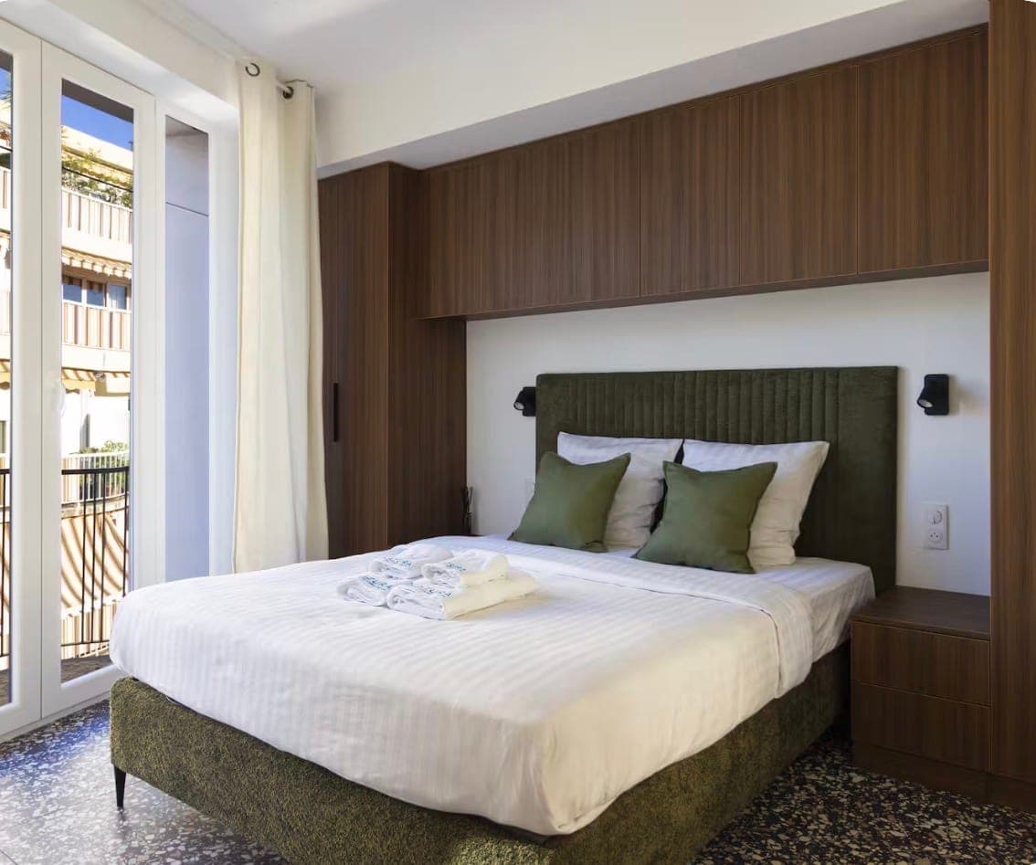 Chambre contemporaine avec tête de lit velours vert et menuiseries bois