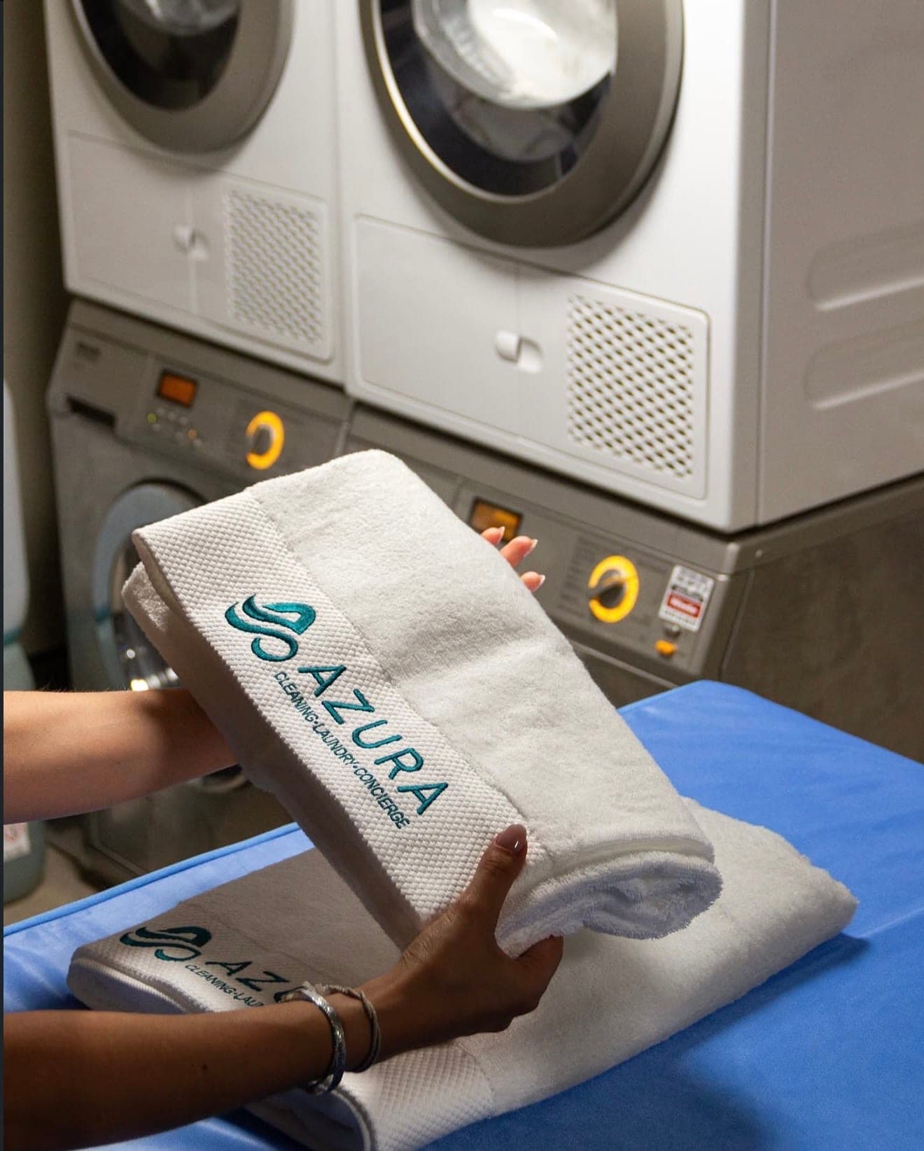 Serviette brodée Azura pliée en blanchisserie